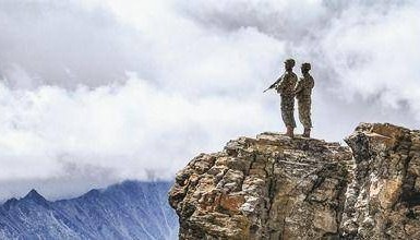 西藏军区某部昆木加哨所临退役老兵申请推迟离哨时间——帮带新兵，老兵再走巡逻路