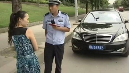 “网红交警”谭乔因得罪奔驰女车主离职？反转来了｜大象夜读