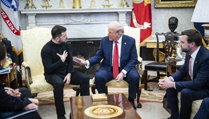 美国关税战吃瘪后，又炒作中国军事威胁，国防部：停止贼喊捉贼