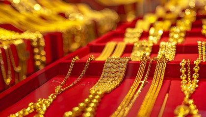 金价跳水，有人刚买就“被套牢”：后续怎么走？