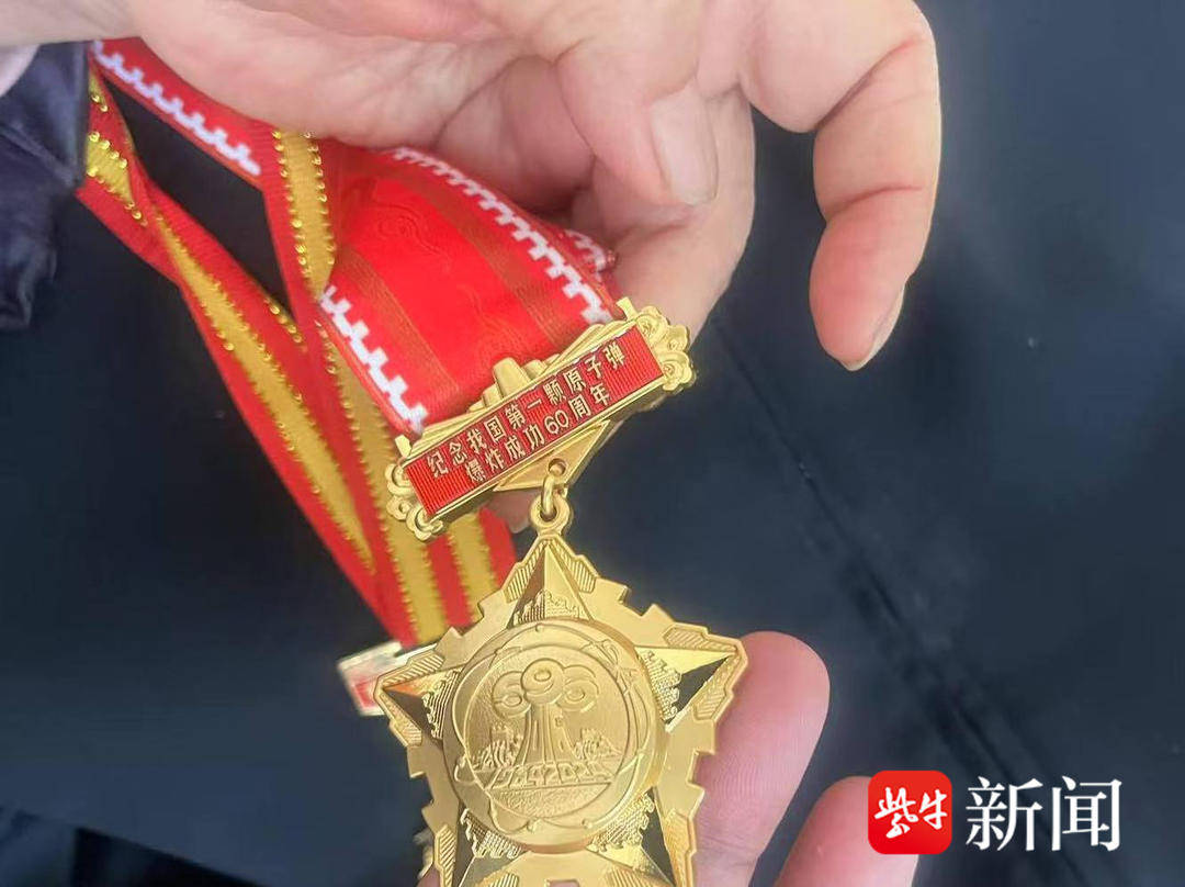 与邓稼先共过事泰州严衍祚在“大漠”工作了21年