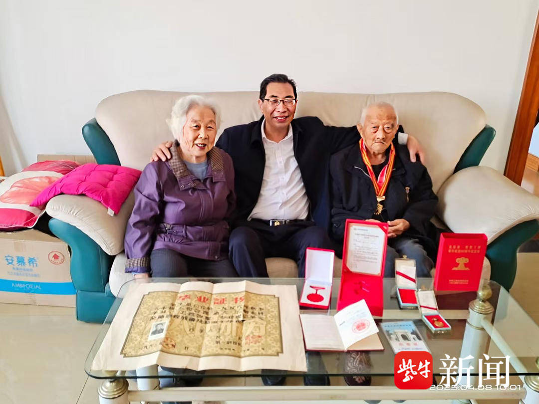 与邓稼先共过事泰州严衍祚在“大漠”工作了21年