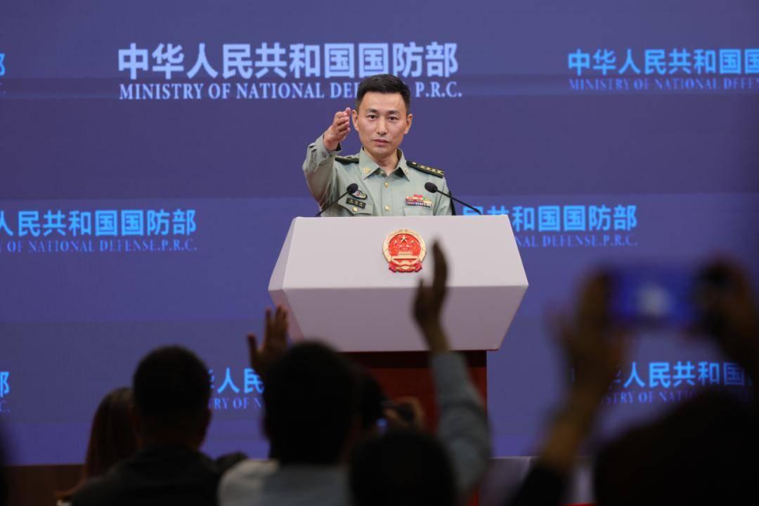 美国关税战吃瘪后，又炒作中国军事威胁，国防部：停止贼喊捉贼