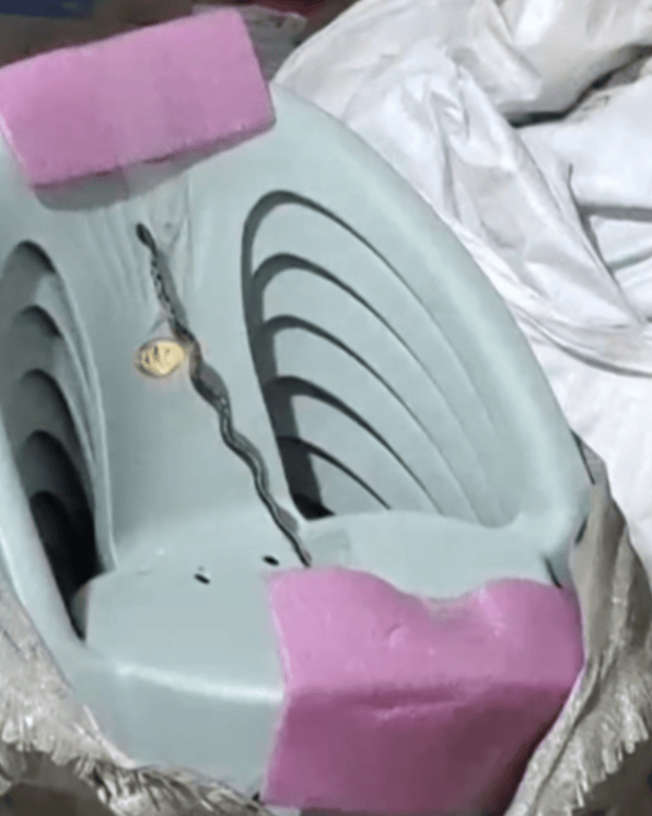 太吓人!云南女子网购塑料凳,拆开竟发现一条蛇被胶带粘在椅子上!还在动